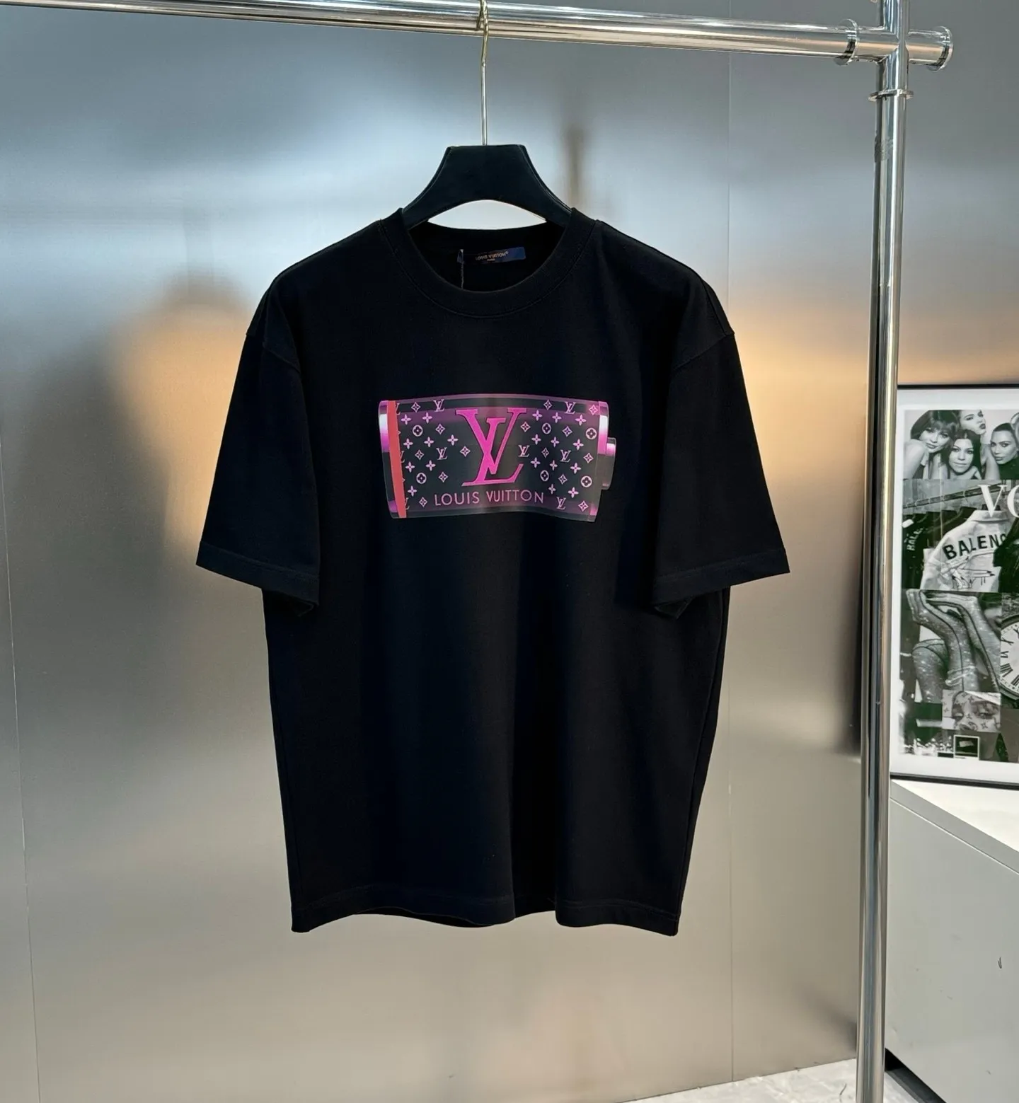🅿️190 LV 25s new trendy brand T-shirt. Same style for men and women ~ bright 🔋 shape. Fashion trend. Made of new 250g pure cotton fabric. The upper body is also very comfortable. Classic LV letter heat transfer design on the chest. Textured pattern with hot diamond layered embellishment design. Three-dimensional undulations, visual and hand feel are all given to you! All three standards. Color: black. White. Size: s-xxl